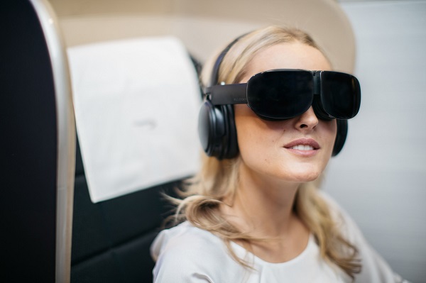 Letecká spoločnosť British Airways ponúkne cestujúcim prvej triedy na vybraných letoch možnosť ponoriť sa do prostredia virtuálnej reality.