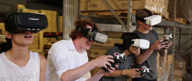 Headsety pre virtuálnu realitu zo súpravy Drone Racing Kit prinesú používateľom virtuálny zážitok z pretekov dronov