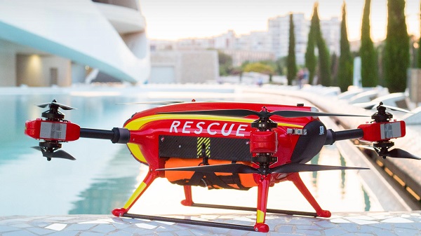 Maximálna doba letu dronu Auxrdon Lifeguard je 34 minút, no ak nesie dve nafukovacie záchranné vesty, skráti sa let na 26 minút.