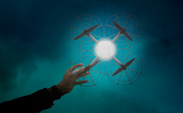 Spoločnosť Intel prezentovala svoj nový dron Shooting Star, ktorý je určený pre vytváranie synchronizovanej svetelnej šou na oblohe