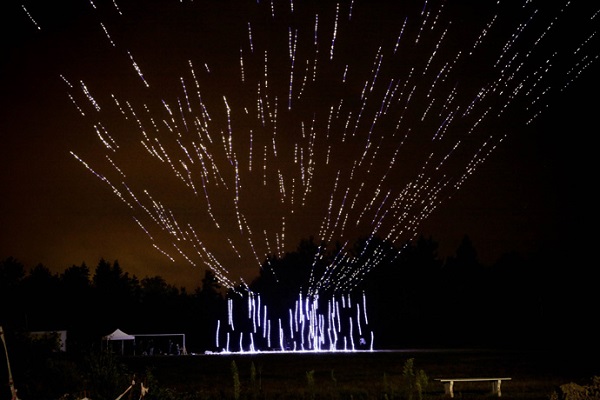 Intelu sa prepojením 500 dronov v jednej svetelnej šou podarilo prekonať vlastný Guinnessov rekord