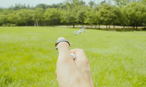 Shift umožní jednoduché ovládanie dronu pomocou pohybu palca nad telom ovládača