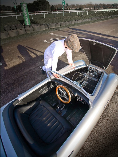 Aston Martin DB Convertible Junior je zmenšený model zo 60tych rokov pre vašu ratolesť