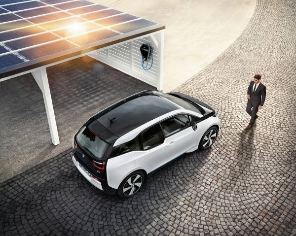 BMW plánuje prostredníctvom služby Digital Charging Service prispieť k zlepšeniu životného prostredia používaním elektrickej energie z obnoviteľných zdrojov pre nabíjanie elektromobilov