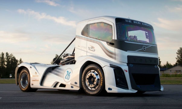 Rýchlostné rekordy boli prekonané nákladným vozidlom The Iron Knight od spoločnosti Volvo Trucks