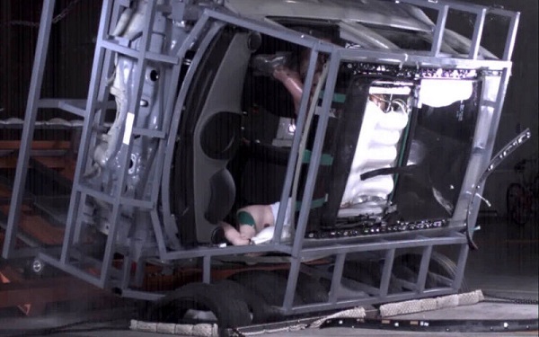 Systém airbagov pre panoramatické strešné okná je navrhnutý tak, aby zabránil vypadnutiu cestujúcich pri prevrátení sa automobilu.