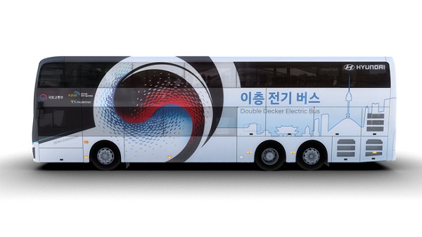 Elektrický dvojpodlažný autobus Hyundai. 