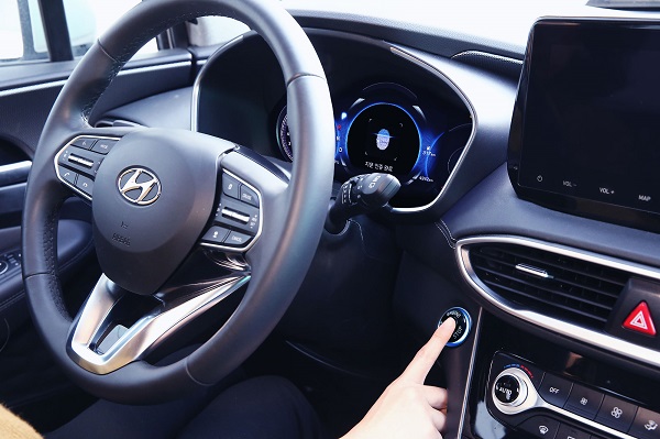 Nový model SUV Hyundai Santa Fe pre rok 2019 bude používať snímače odtlačkov prstov, ktoré sú zabudované v kľučkách od dverí a v štartéri.