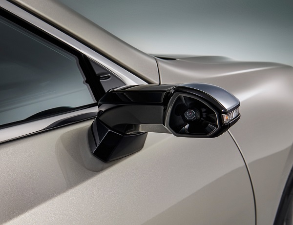 Automobilka Lexus bude na model automobilu Lexus ES pre rok 2019 montovať digitálne bočné zrkadlá s kamerami.
