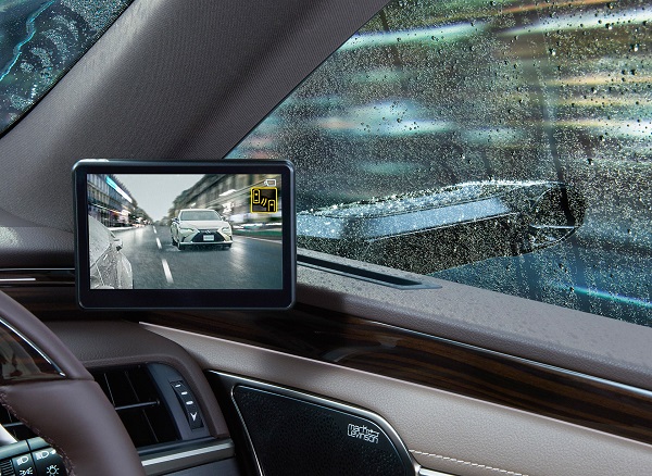 Kamery prenášajú obraz z bočných zrkadiel na 5 palcové obrazovky v interiéry vozidla.