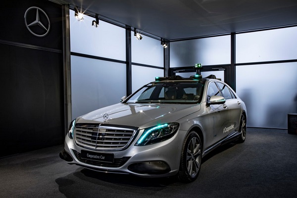 Koncept kooperatívneho autonómneho vozidla Mercedes-Benz.