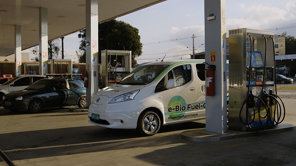 Prototyp automobilu Nissan e-NV200 s palivovými článkami s pevným oxidom môže využívať klasické čerpacie stanice, pričom tankovanie bioetanolu je oveľa rýchlejšie ako nabíjanie batérií pri elektromobiloch