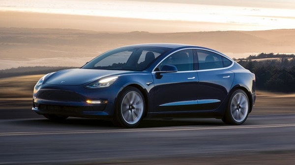 Elektromobil Tesla Model 3.