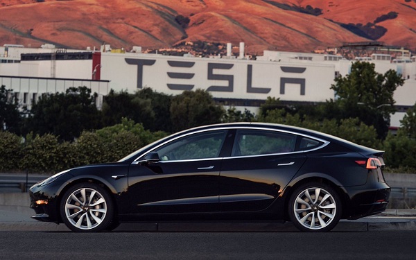 Elon Musk zverejnil fotografie prvého vyrobeného elektromobilu Tesla Model 3.