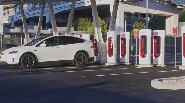 Rýchlonabíjacia stanica Tesla V3 Supercharger.