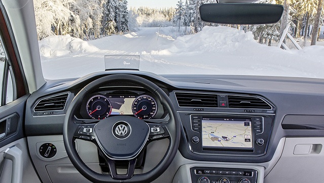 Automobilka Volkswagen predstavila novú technológiu vyhrievania čelného skla s použitím vrstvy s priehľadným striebrom