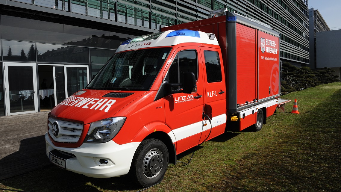 Spoločnosti Rosenbauer, Linz AG a Kreisel Electric pred nedávnom odhalili prvé plne elektrické požiarne vozidlo v Európe.
