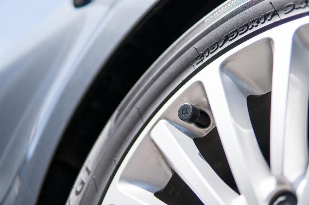 Systém Zus Smart Tire Safety sa dá nainštalovať do 10tich minút, pričom snímače sa pripájajú k ventilu pneumatiky.