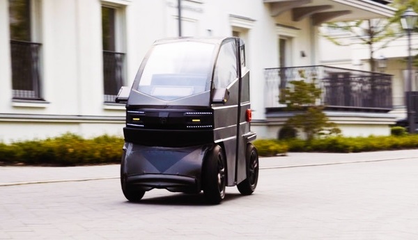 Prototyp mestského elektromobilu iEV X sa dokáže z jednomiestneho vozidla roztiahnuť na dvojmiestne vozidlo.