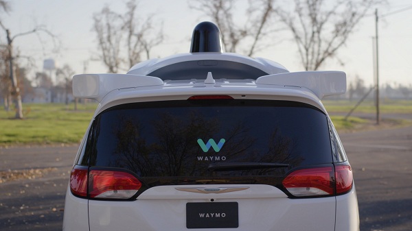 Autonómne vozidlá Waymo pre navigáciu v premávke využívajú nástroje, ako je LiDAR, radary, kamery a senzory, ktoré vo vysokom rozlíšení vytvárajú 3D obraz o okolitom svete, podľa ktorého sa auto orientuje v premávke.