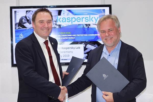Začiatkom júla podpísali Eugene Kaspersky, výkonný riaditeľ spoločnosti Kaspersky a Tim Morris, policajný riaditeľ Interpolu, dohodu o spolupráci.