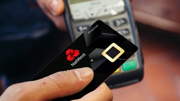 Britská banka NatWest začína testovať platobné karty s čítačkou odtlačkov prstov.