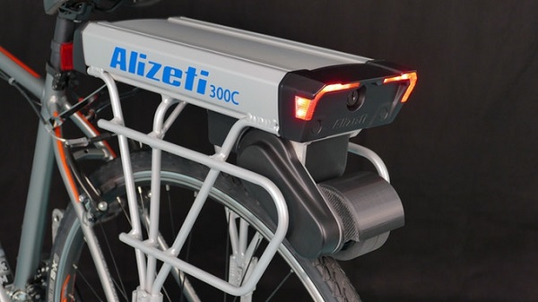 Systém Alizeti 300C sa montuje ako zadný stojan na bicykel a pridáva mu elektrický pohon.