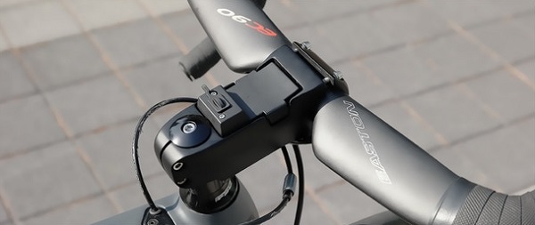 Predstavec na bicykel Battery Stem má v sebe zabudovanú batériu s kapacitou 10 000 mAh pre napájanie smartfónu.