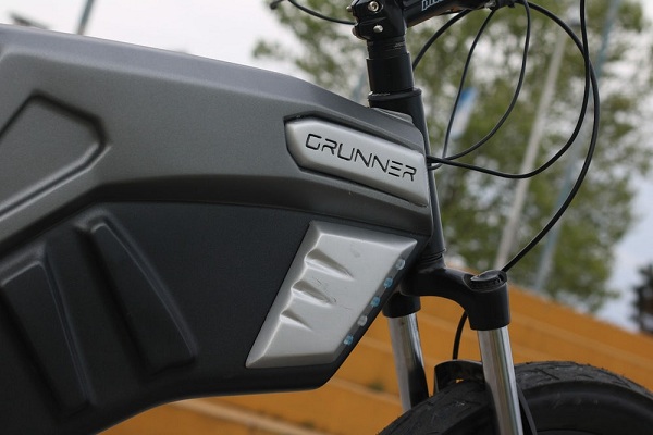 Masívny rám elektrického bicykla Grunner je domovom 1,5 kWh lítium-iónovej batérie.
