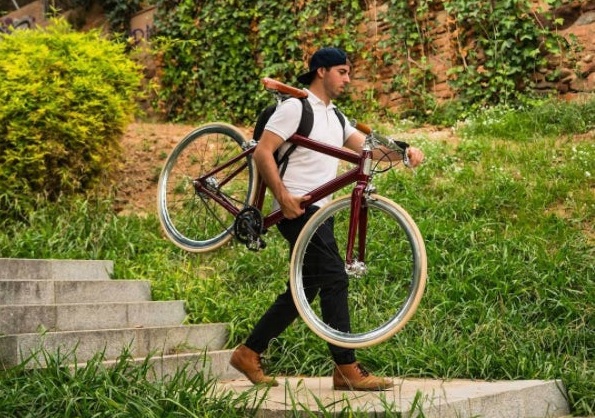 Elegantný mestský elektrický bicykel Lauva.