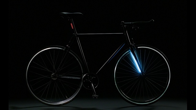 Mestský bicykel Lyra má predné aj zadné LED svetlomety integrované priamo do svojej konštrukcie
