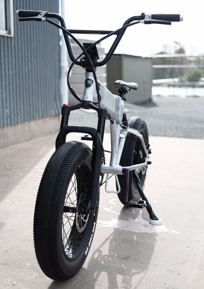 Elektrický bicykel Billy je charakteristický svojimi rýchlo akcelerujúcimi 20 palcovými kolesami, ktoré sú obalené hrubými 4 palcovými pneumatikami.