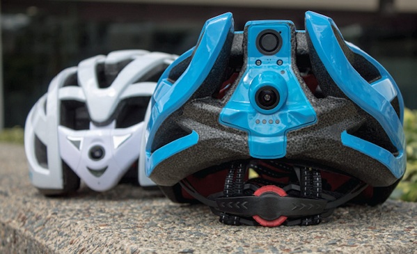 Cyklistická prilba Cyclevision Edge má zabudované dve Full HD kamery v prednej a zadnej časti, ktoré sa dajú prepojiť so smartfónom jazdca.
