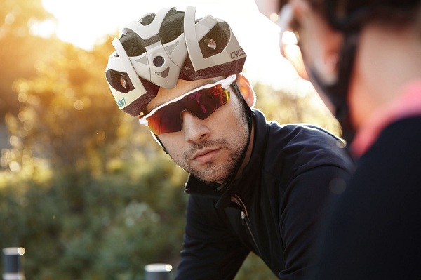 Cyklistická prilba Cyclevision Edge má zabudované dve Full HD kamery v prednej a zadnej časti, ktoré sa dajú prepojiť so smartfónom jazdca.