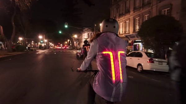 Cyklistická vesta Tuibo má na zadnej strane 72 blikajúcich LED svetiel, ktoré zvýraznia cyklistu na ceste
