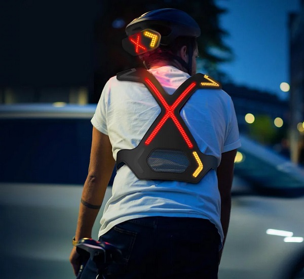 Nositeľné bezpečnostné svetlá pre cyklistov Wayv.