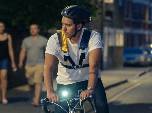 Nositeľné bezpečnostné svetlá pre cyklistov Wayv.