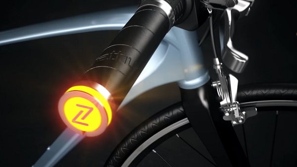 Cyklistické LED osvetlenie Zarathustra na rukovätiach bicykla.