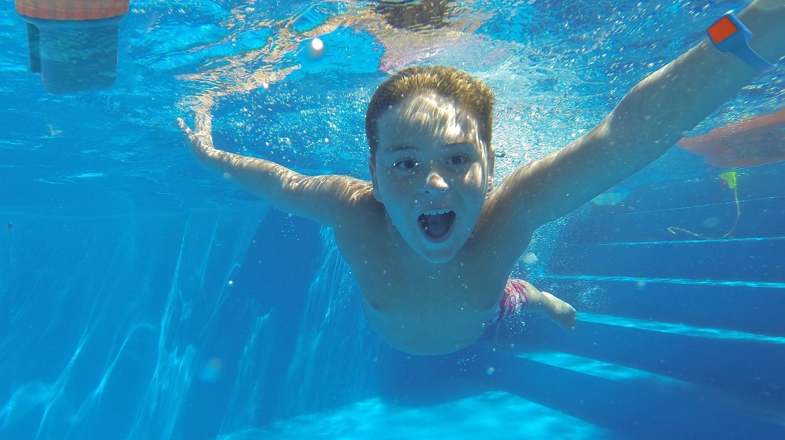 Systém Doplhin Alarm dokáže detegovať pád detí do bazéna a okamžite spsutí hlasný zvukový alarm s intenzitou 131 decibelov.