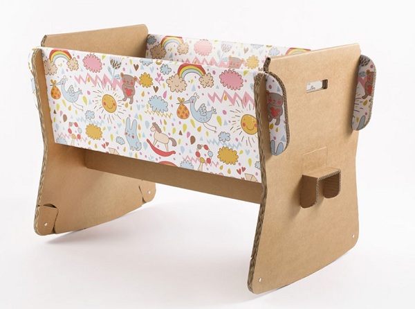 Hojdacia detská postieľka Foldo Bebe je kompletne vyrobená z kartónovej lepenky.