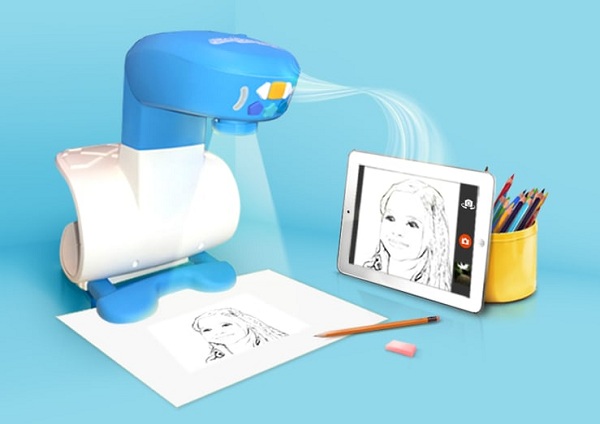 Projektor FollowGrams pomáha deťom naučiť sa lepšie kresliť sledovaním vodiacich liniek obrázku, ktorý premieta na papier