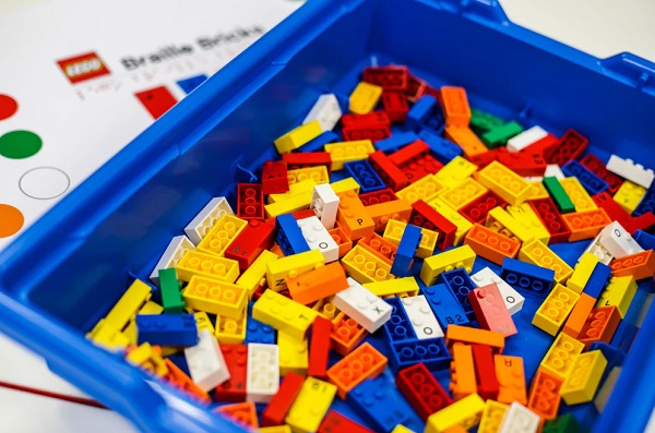 Stavebnica Lego Braille Bricks.