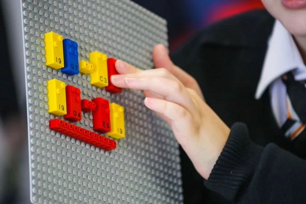 Stavebnica Lego Braille Bricks.