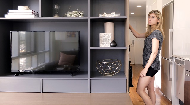 Posuvný nábytok Ori dokáže predeliť priestor na dve miestnosti a poskytne dostatok úložného priestoru