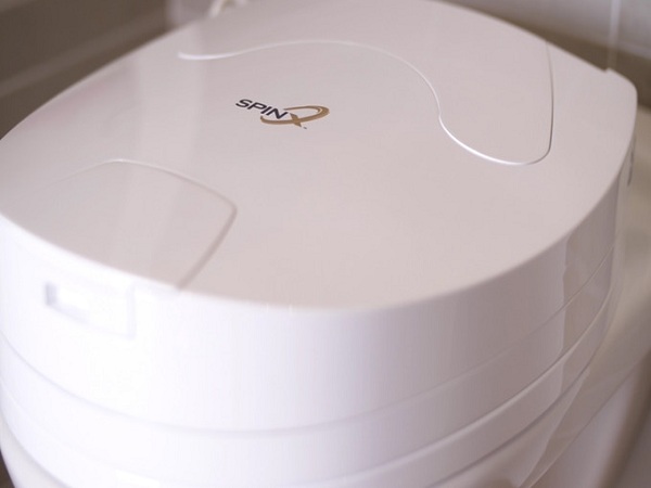 Robotický čistič SpinX nahrádza existujúce sedadlo a veko na záchode a mal by zapadnúť takmer do všetkých domácich toaliet.