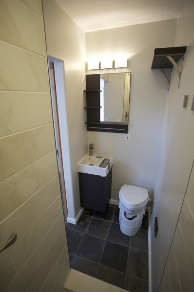 Malá kúpeľňa v obytnom kontajneri obsahuje WC a sprchový kút