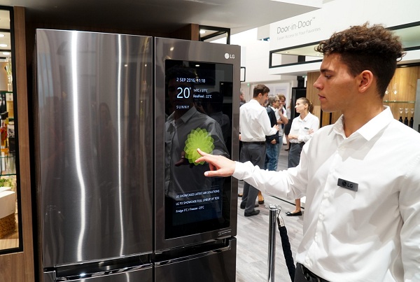 Spoločnosť LG predstavila dvojdverovú chladničku Smart InstaView s dotykovým displejom