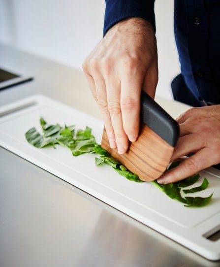 Kuchynský nôž Knife od spoločnosti Maison Milan má čepeľ vyrobenú z masívu tvrdého orechu, ktorá je pripevnená k rukoväti zo zliatiny.