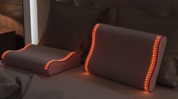 Vankúša The Sunrise Smart Pillow svieti od jantárovej červenej až po jasnú žltú farbu a vytvára tak pocit vychádzajúceho slnka