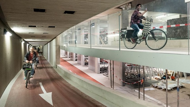 V podzemnom parkovisku bol nainštalovaný digitálny systém, ktorý usmerňuje cyklistov k voľným parkovacím miestam. Atypické bicykle budú mať svoj priestor v špeciálne vyhradenej zóne.